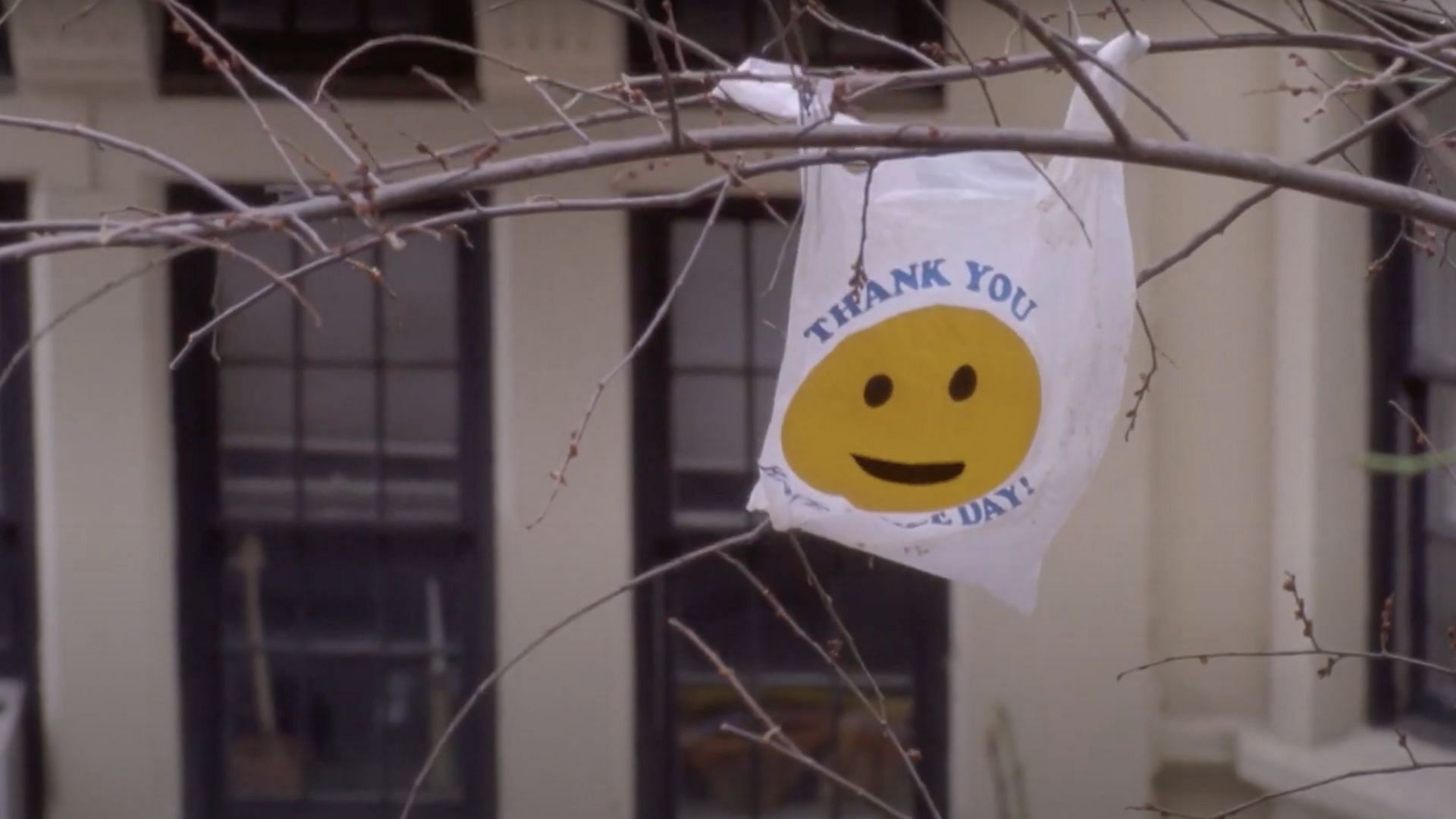 The plastic bag outside Liz's apartment (Image via YouTube/30 Rock Official)